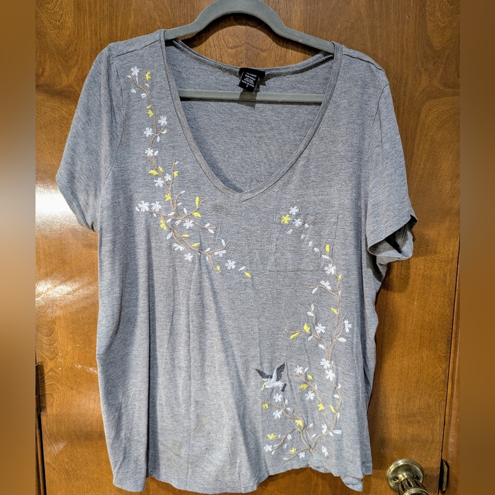 Torrid size 2 sparrow embroidered gray heather v-neck T-shirt RN148862
